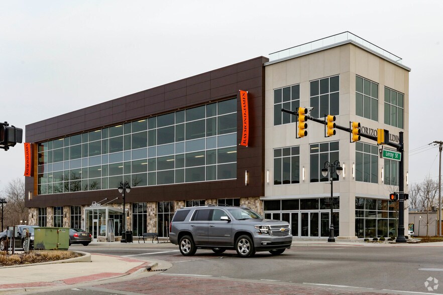 102 W Silver Lake Rd, Fenton, MI for sale - Primary Photo - Image 1 of 1