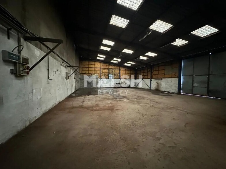 Flex in Genas for lease - Interior Photo - Image 2 of 7