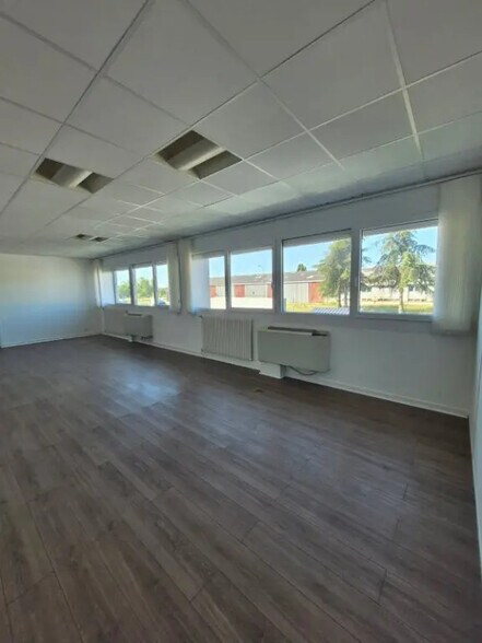 Office in for lease - Interior Photo - Image 1 of 5