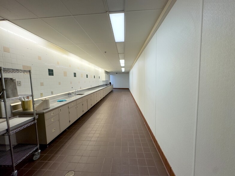 2118 Veterans Dr, Saint Cloud, MN for lease - Interior Photo - Image 3 of 4