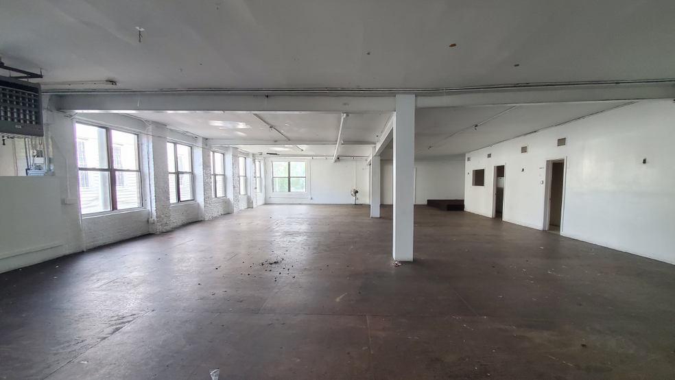 161 Jamaica Ave, Brooklyn, NY for lease - Interior Photo - Image 2 of 38