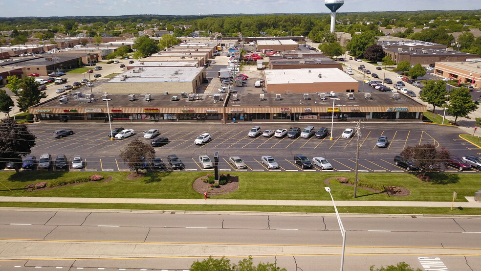 670-698 S Barrington Rd, Suite, Streamwood, IL for lease - Building Photo - Image 1 of 4