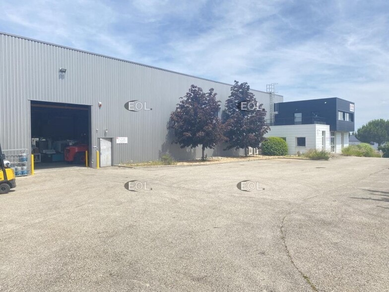 Industrial in Taluyers for sale - Building Photo - Image 3 of 20