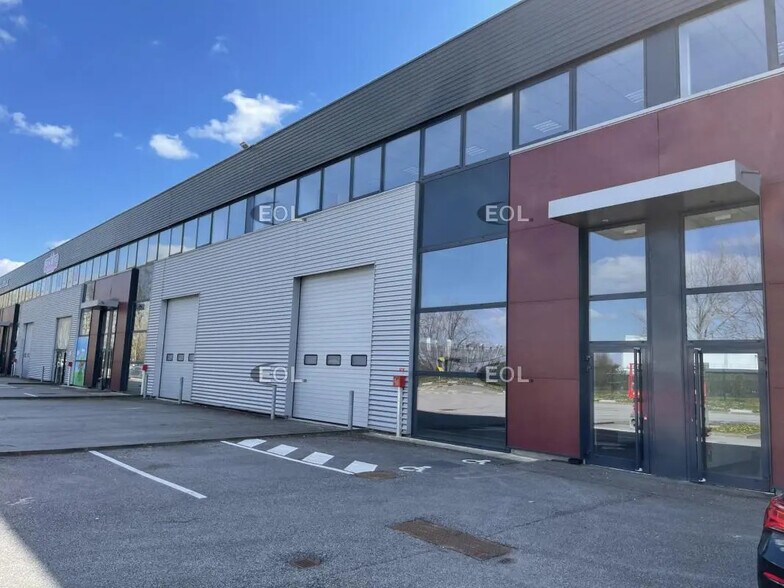 Industrial in Élancourt for lease - Building Photo - Image 1 of 8