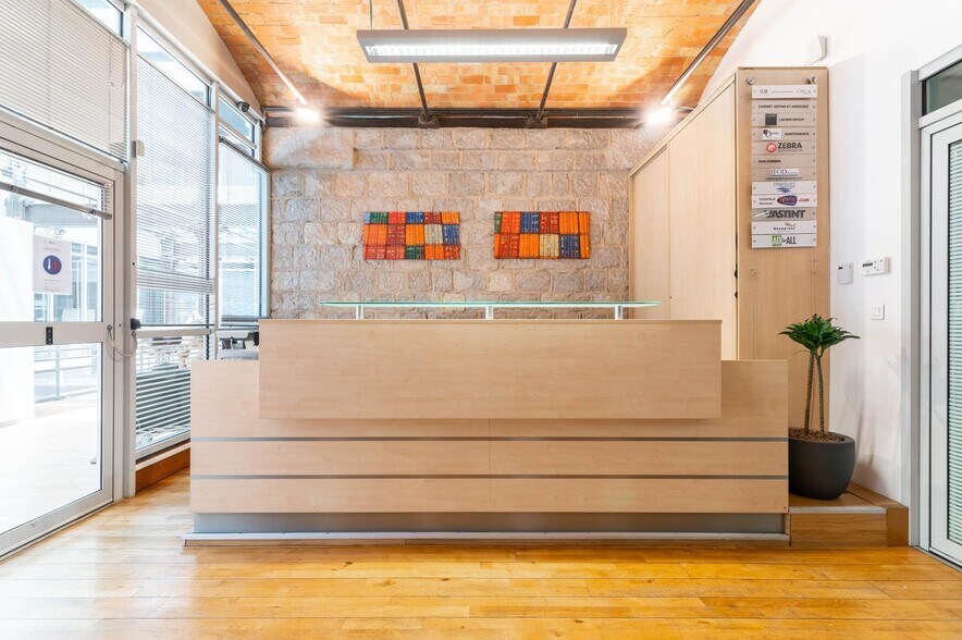 6, 10 Place De La Joliette, Marseille for lease - Lobby - Image 3 of 6