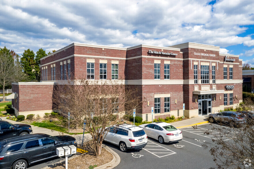 15419 Hodges Cir, Huntersville, NC for lease - Building Photo - Image 2 of 4