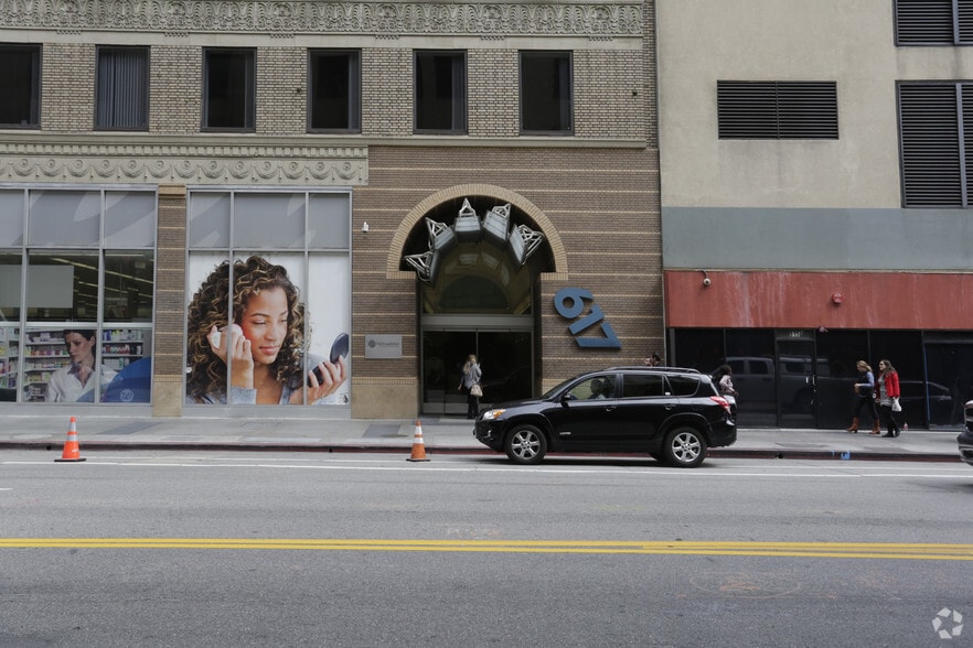 617 W 7th St, Los Angeles, CA for lease - Building Photo - Image 3 of 33