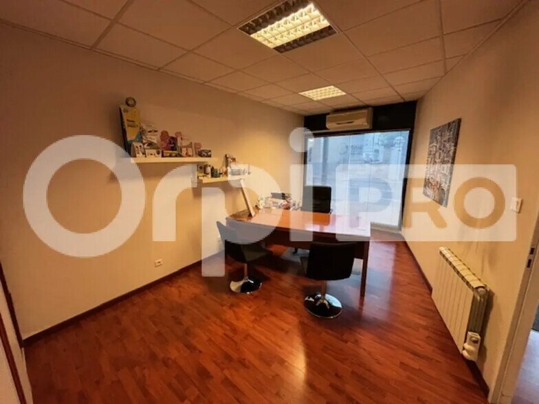 Retail in Villefranche-sur-Saône for lease - Interior Photo - Image 2 of 9