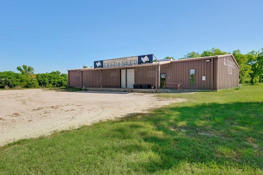 1209 S Parkway Dr, Alvarado, TX 76009