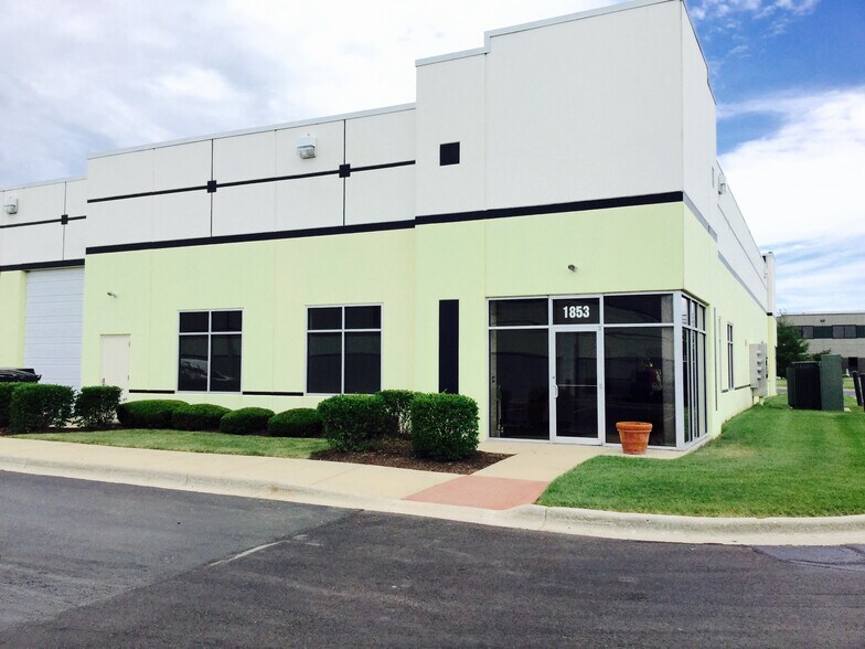 1853 Suncast Ln, Batavia, IL for lease - Building Photo - Image 1 of 8