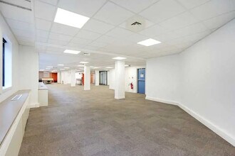 38 Rue Victor Hugo, Levallois-Perret for lease Interior Photo- Image 2 of 13