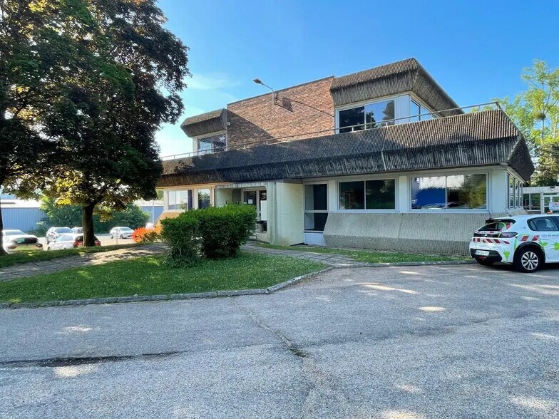 Office in Val-de-Reuil for lease - Building Photo - Image 1 of 11