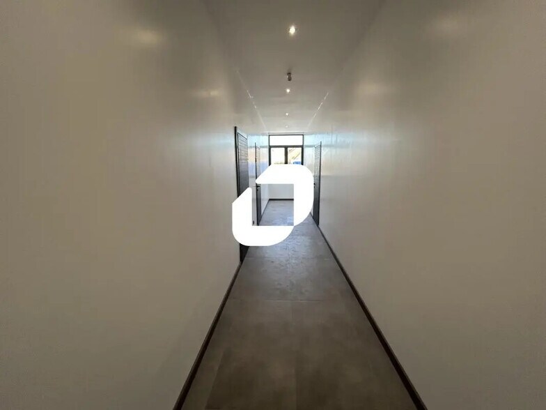 Office in Brie-Comte-Robert for lease - Interior Photo - Image 2 of 4