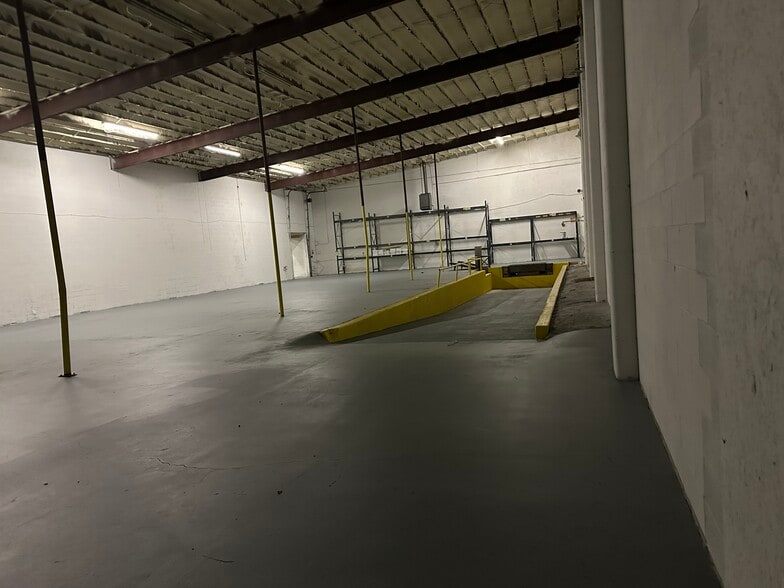 1201 E 18th St, Owensboro, KY for lease - Interior Photo - Image 1 of 23