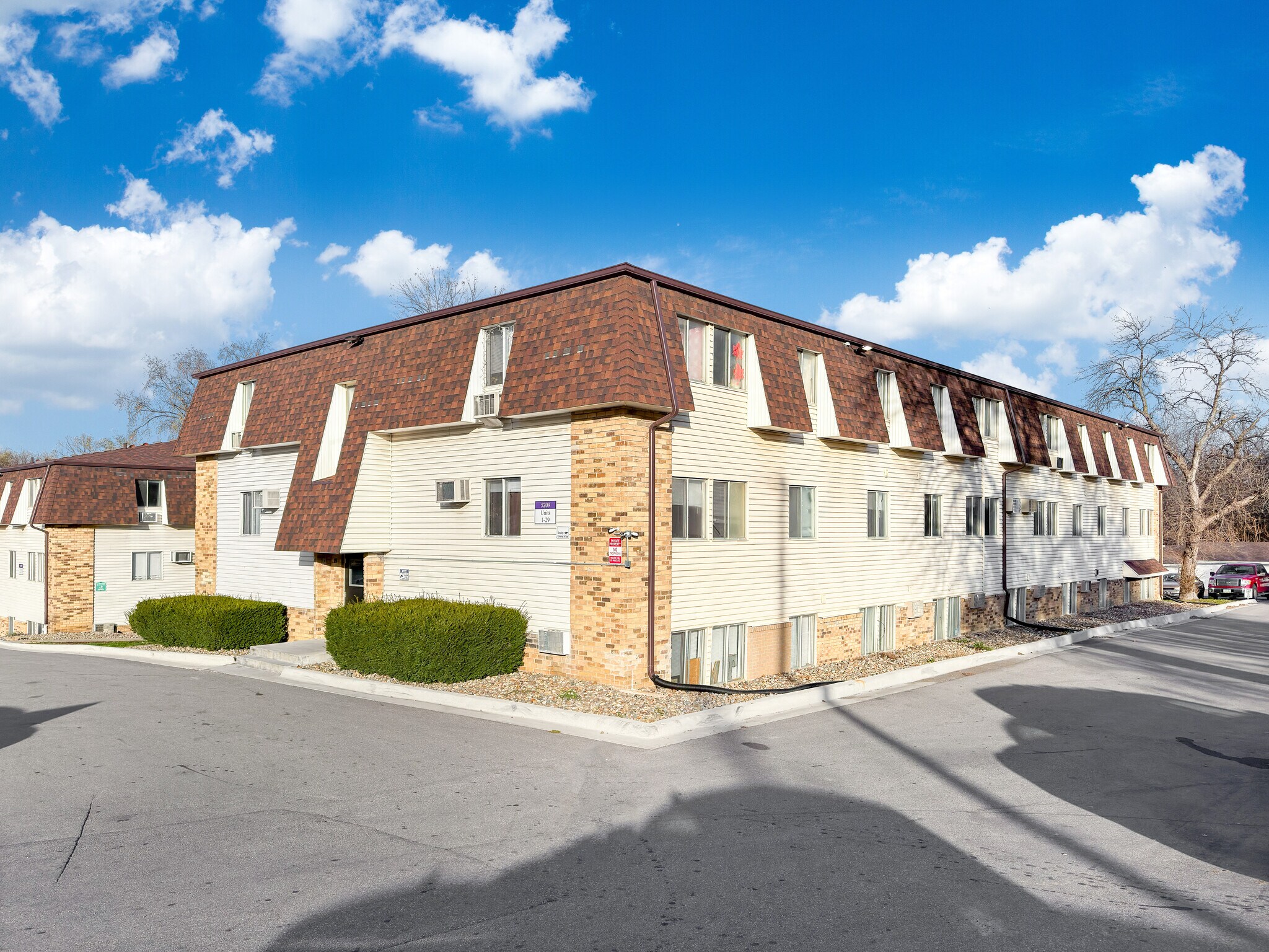 5209 SW 9th St, Des Moines, IA for sale Building Photo- Image 1 of 1