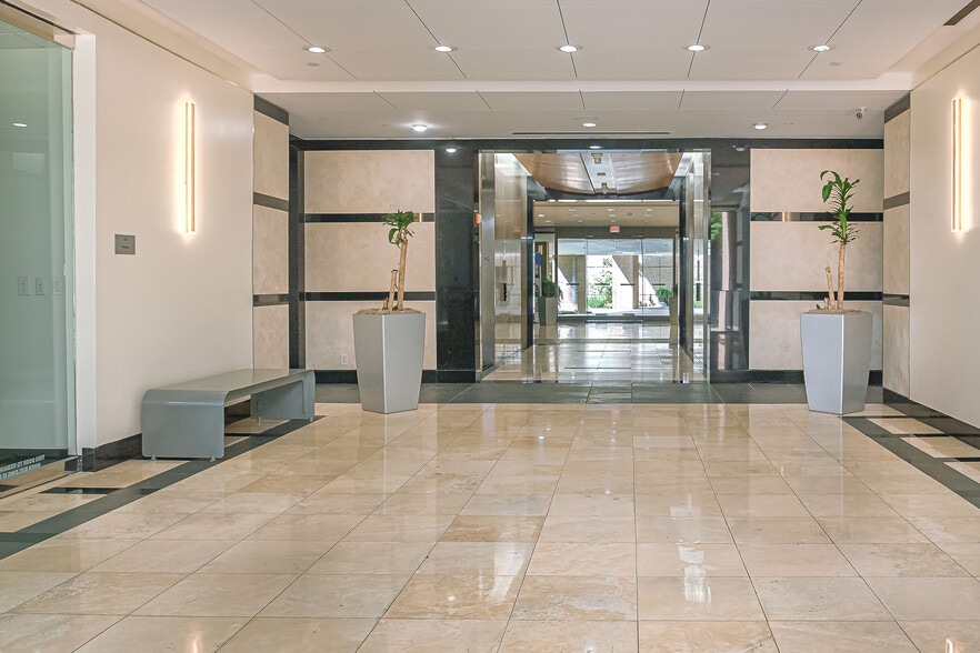 1900 St James Pl, Houston, TX for lease - Building Photo - Image 2 of 6