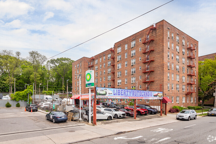 21211 Hillside Ave, Queens Village, NY for lease - Building Photo - Image 1 of 16