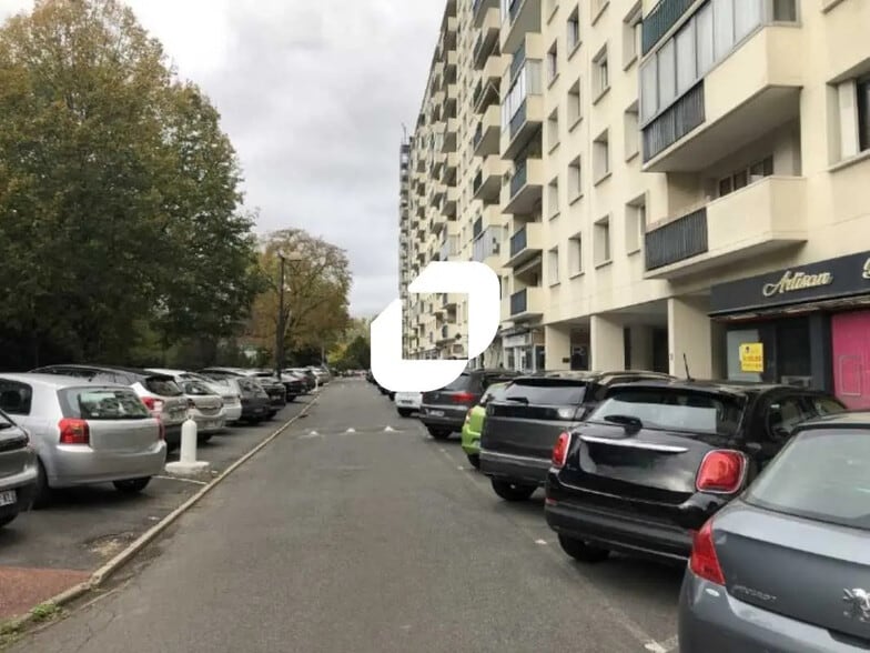 Retail in Saint-Cloud for lease - Building Photo - Image 1 of 1