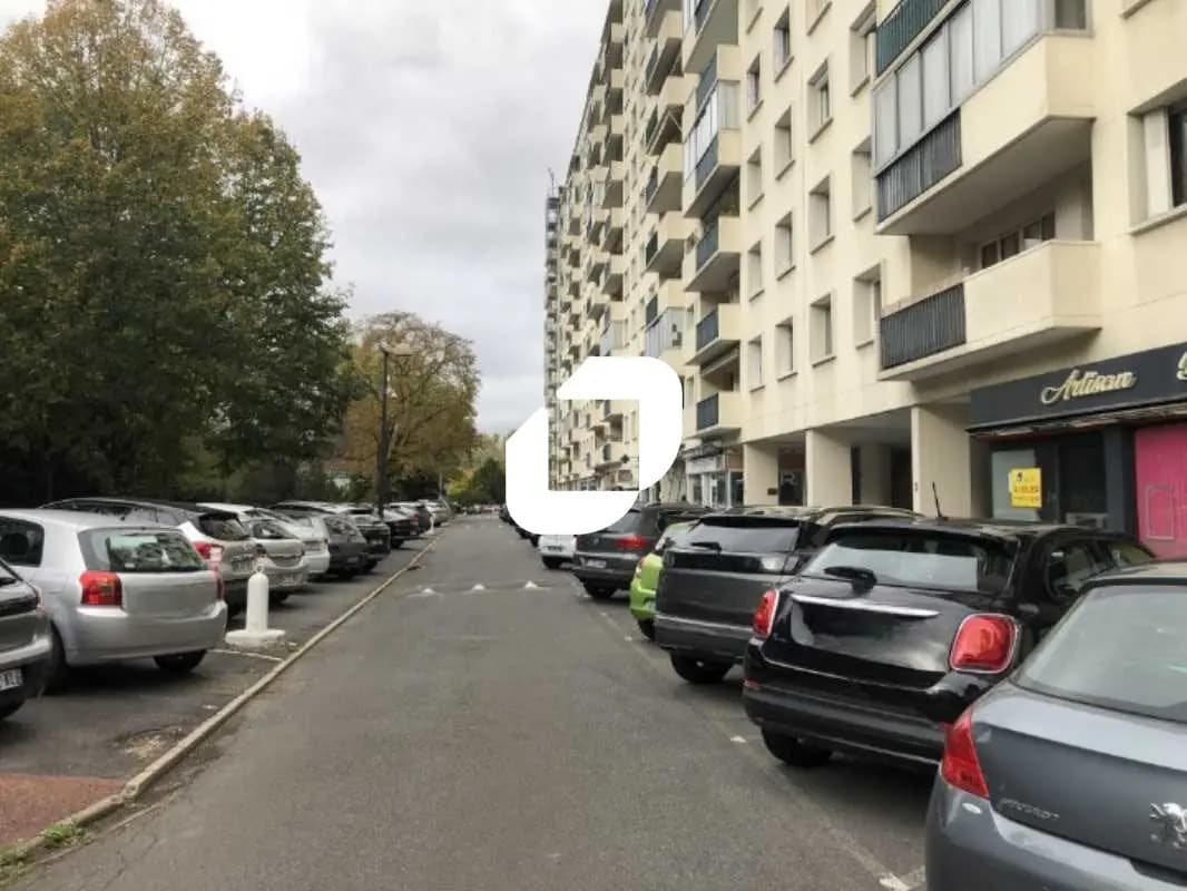 Retail in Saint-Cloud for lease Building Photo- Image 1 of 2