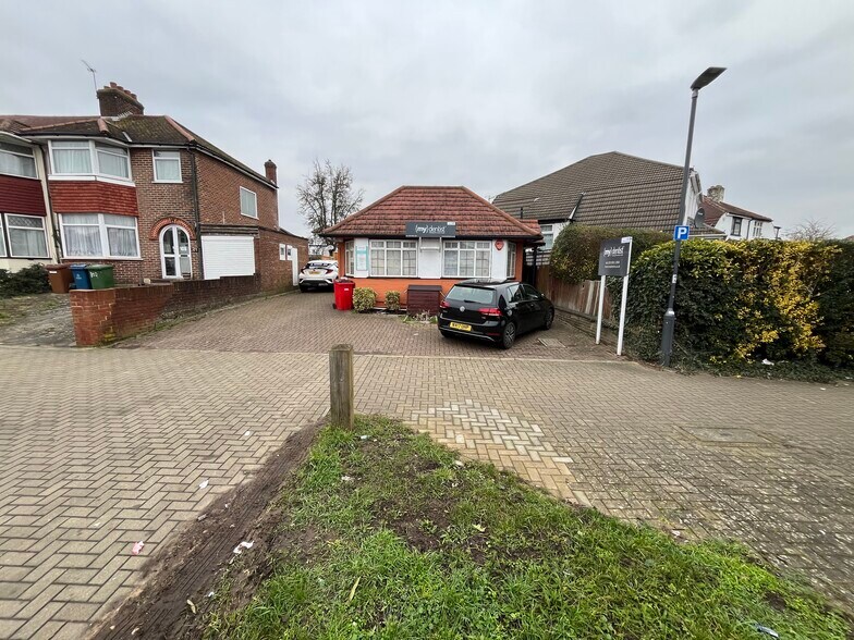 106A Mollison Way, Edgware for sale - Building Photo - Image 2 of 7