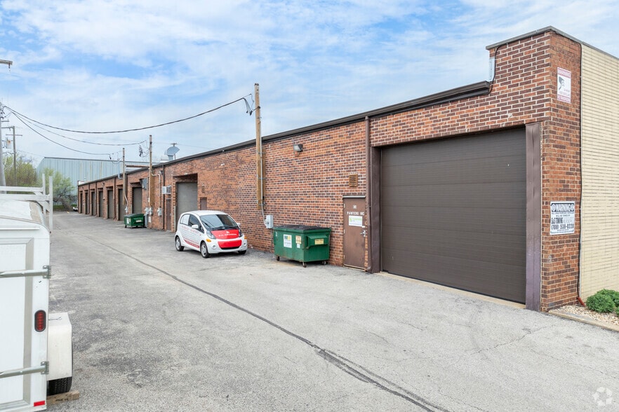 920 Ridge Ave N, Lombard, IL for lease - Building Photo - Image 3 of 6