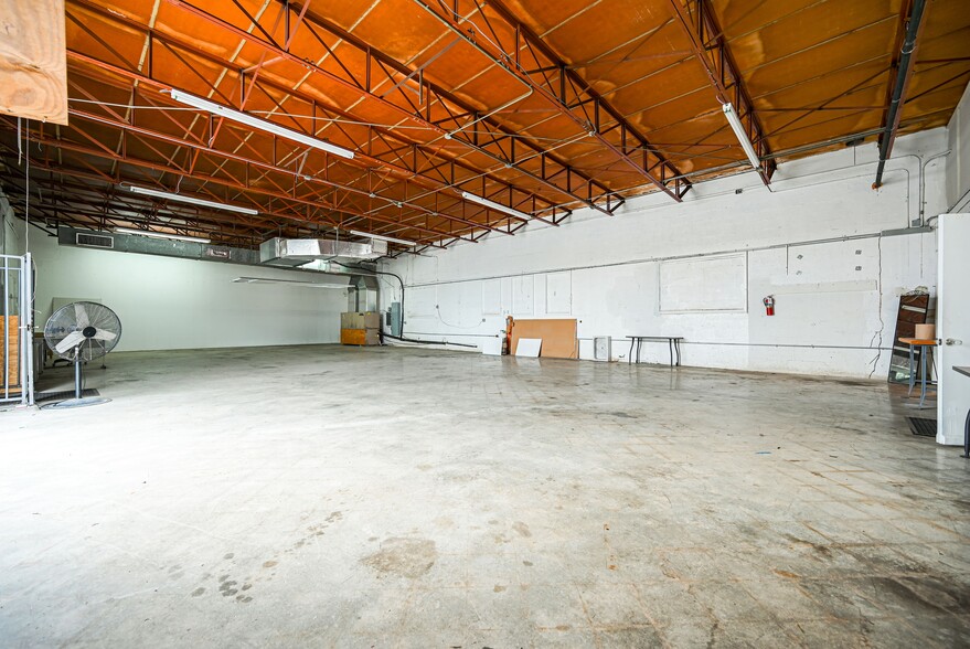 1095 E 15th St, Hialeah, FL for lease - Building Photo - Image 2 of 7