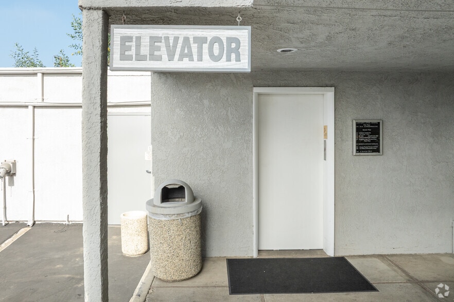 172 N Tustin St, Orange, CA for lease - Building Photo - Image 3 of 5