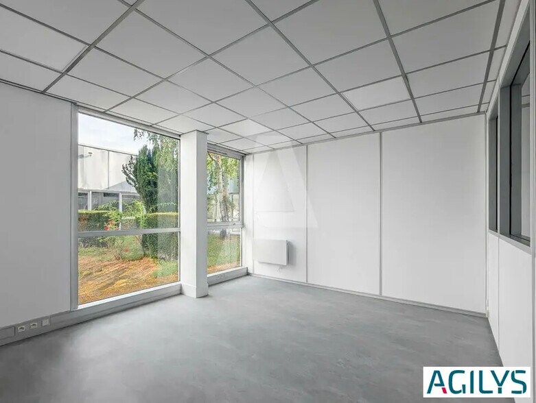 Flex in for lease - Interior Photo - Image 2 of 12