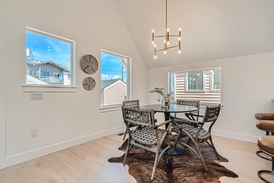 Dahlia Street Single Family Homes portfolio of 4 properties for sale on LoopNet.com - Building Photo - Image 3 of 9