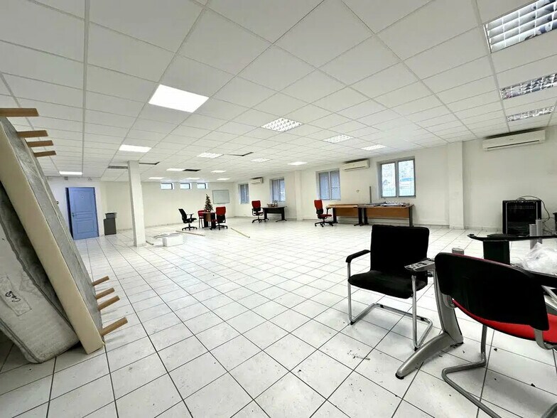 Office in Martigues for lease - Building Photo - Image 3 of 11