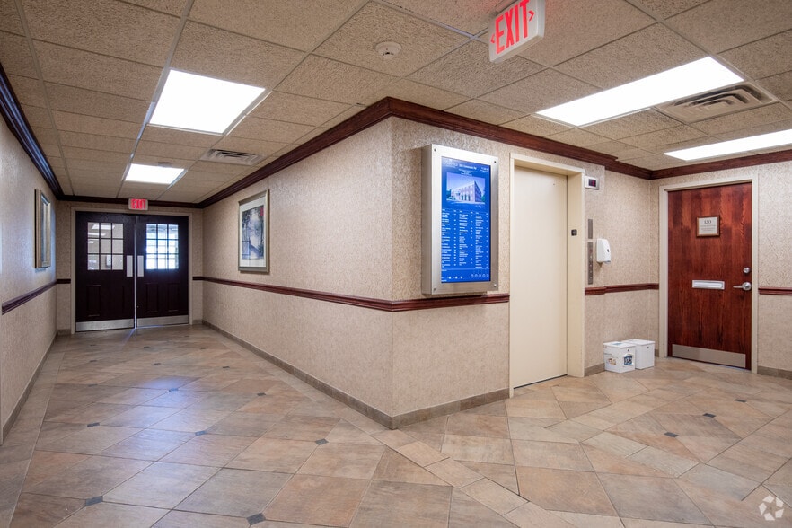 283 Commack Rd, Commack, NY for lease - Lobby - Image 2 of 5