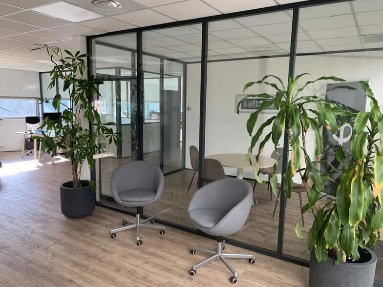 Office in Bordeaux for sale - Interior Photo - Image 2 of 7