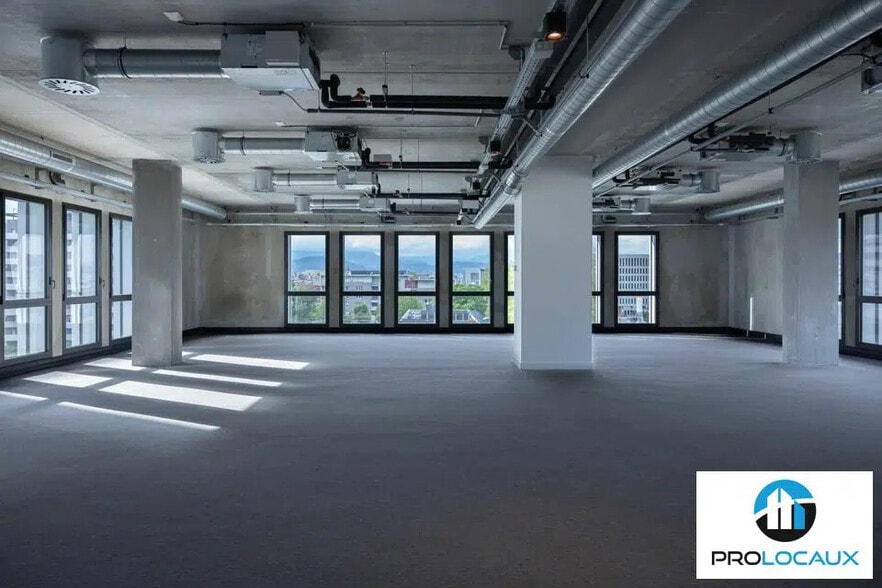 Office in Grenoble for lease - Interior Photo - Image 2 of 12