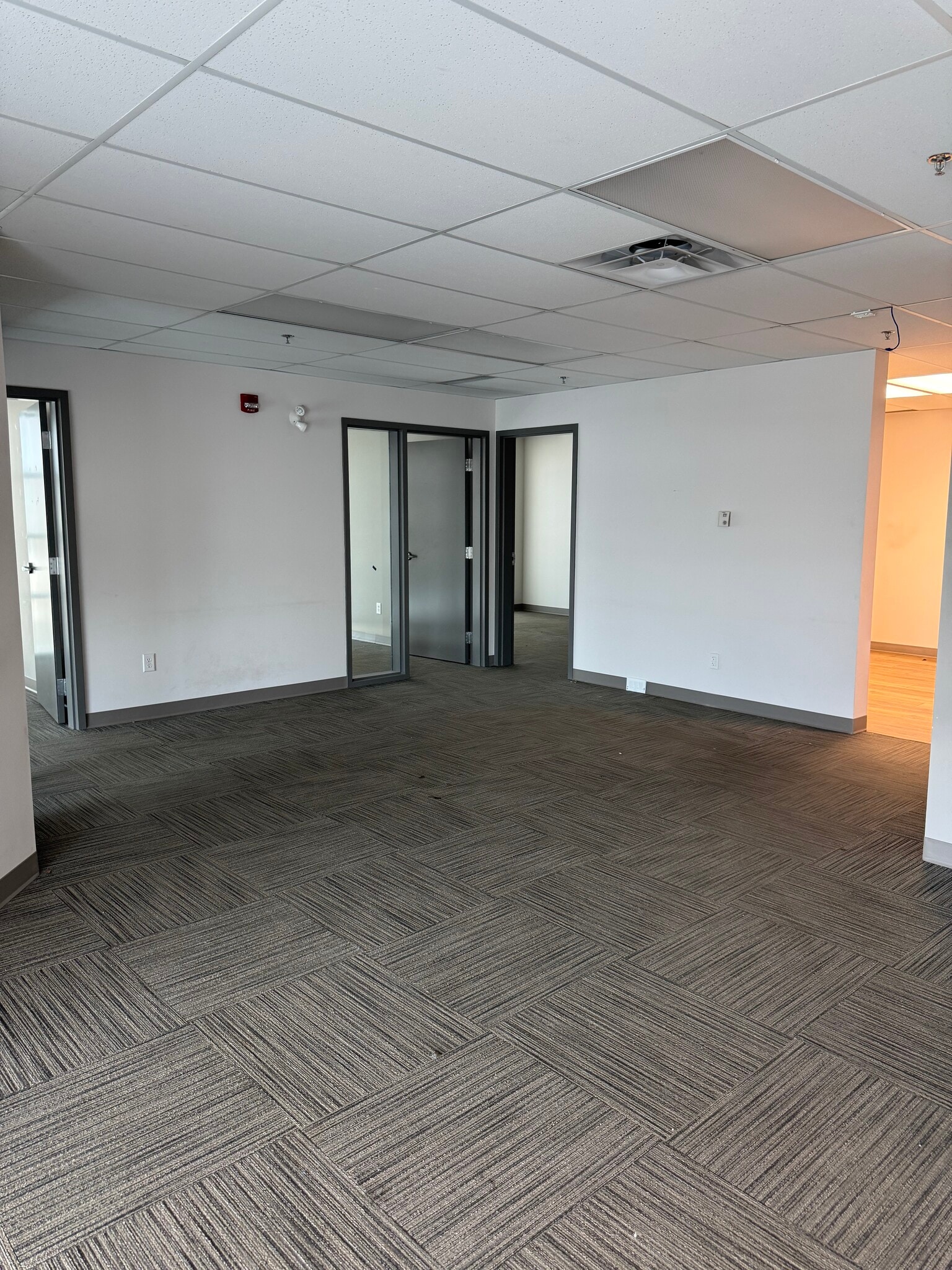 11921 152 St NW, Edmonton, AB for lease Interior Photo- Image 1 of 8