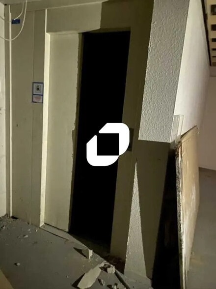 Retail in La Ville-du-Bois for lease - Interior Photo - Image 3 of 12