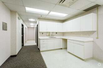 26400 W 12 Mile Rd, Southfield, MI for lease Interior Photo- Image 2 of 3