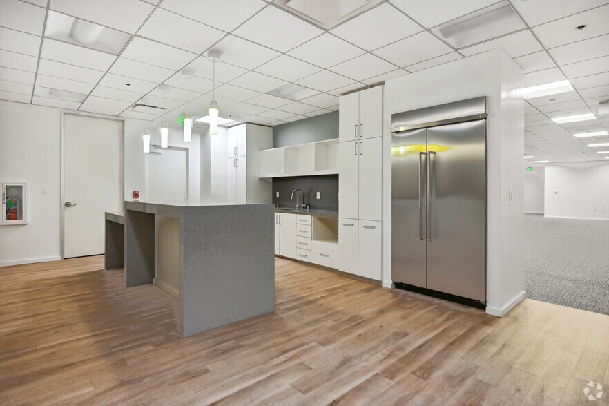 626 Wilshire Blvd, Los Angeles, CA for lease - Interior Photo - Image 3 of 26