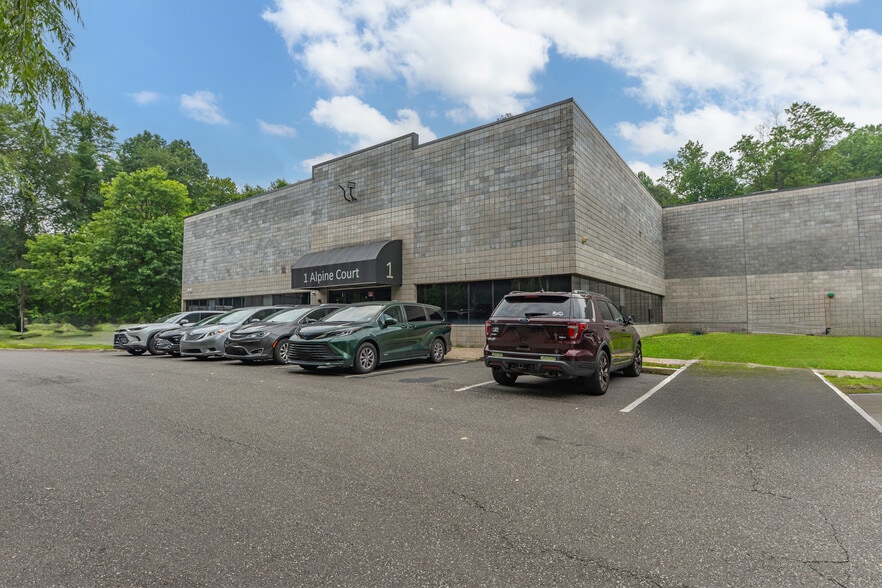 1 Alpine Ct, Chestnut Ridge, NY for lease - Building Photo - Image 1 of 17