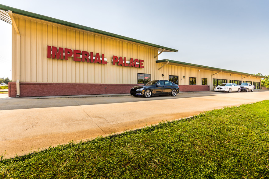 1701 Commercial Cir, Wamego, KS for sale - Building Photo - Image 1 of 1