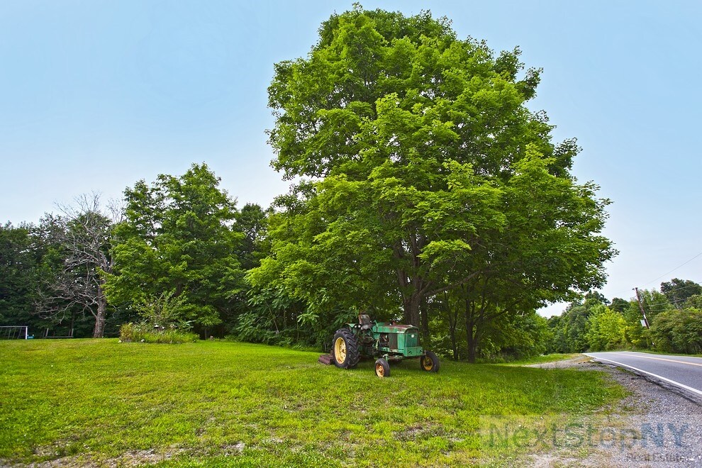 164 S Quaker Ln, Hyde Park, NY for sale Building Photo- Image 1 of 1