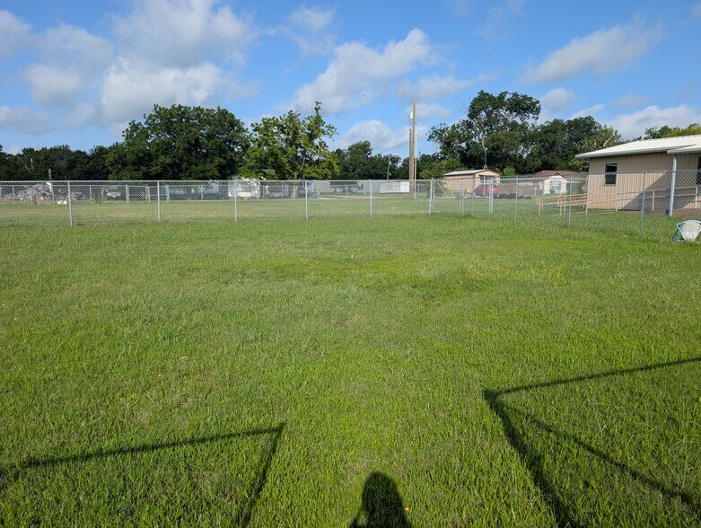 101 Mesquite, Elm Mott, TX for lease - Building Photo - Image 3 of 8