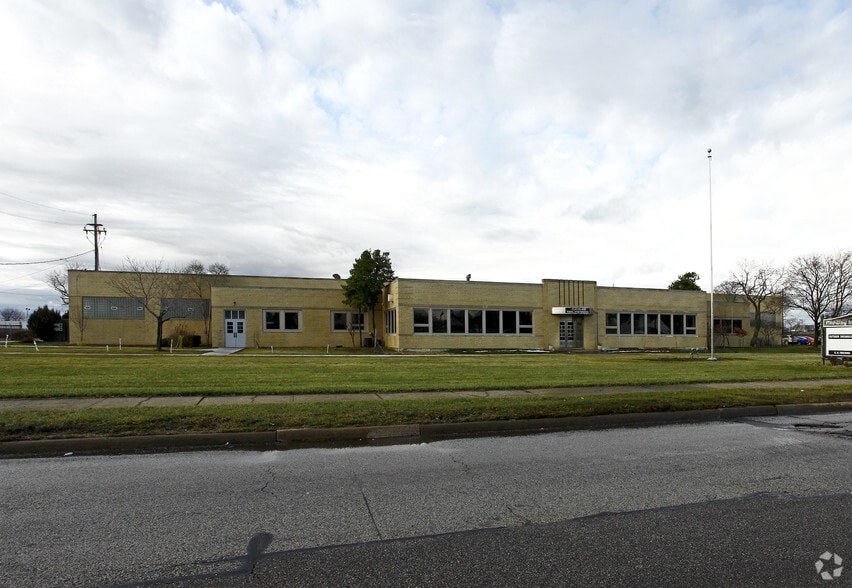 5240 Smith Rd, Brook Park, OH for lease - Primary Photo - Image 1 of 7