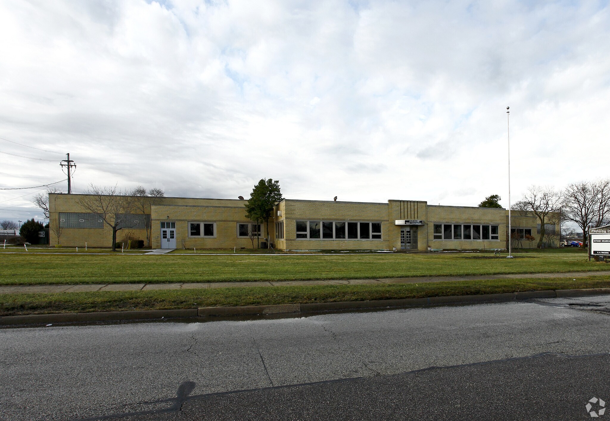 5240 Smith Rd, Brook Park, OH for lease Primary Photo- Image 1 of 8