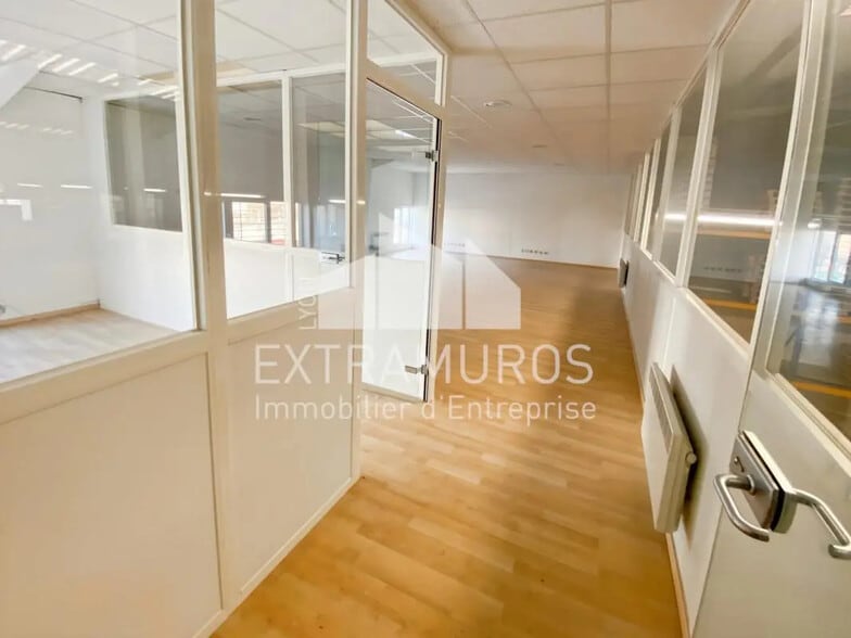 Flex in Sainte-Consorce for lease - Interior Photo - Image 3 of 9