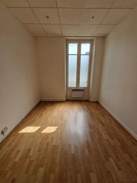 14 Place Des Epars, Chartres for lease - Interior Photo - Image 3 of 10