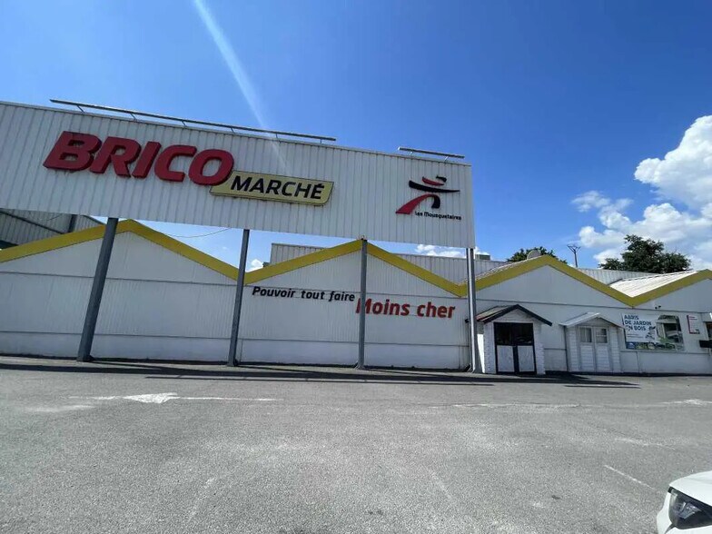 Office in Beautiran for lease - Building Photo - Image 2 of 8