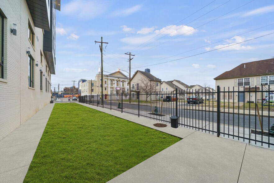 1000-1038 W Girard Ave, Philadelphia, PA for lease - Building Photo - Image 3 of 64