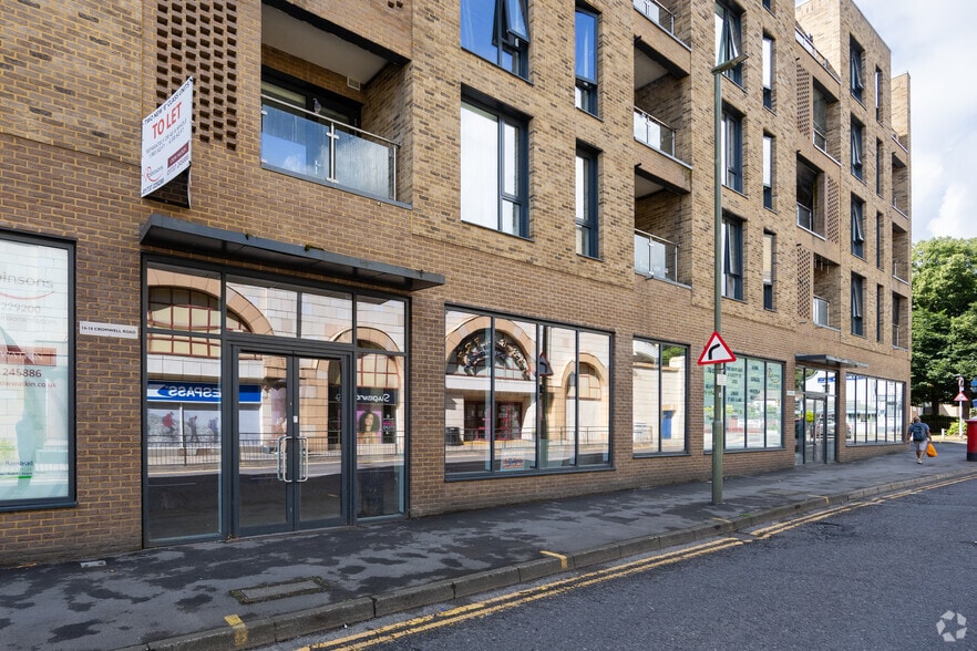 16-22 Cromwell Rd, Redhill for lease - Building Photo - Image 3 of 4