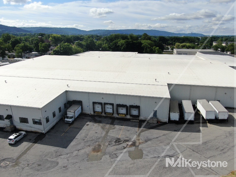 410 Corporate Dr, Reading, PA for lease - Building Photo - Image 1 of 11