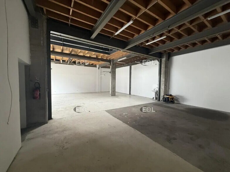 Flex in Chelles for lease - Building Photo - Image 2 of 11